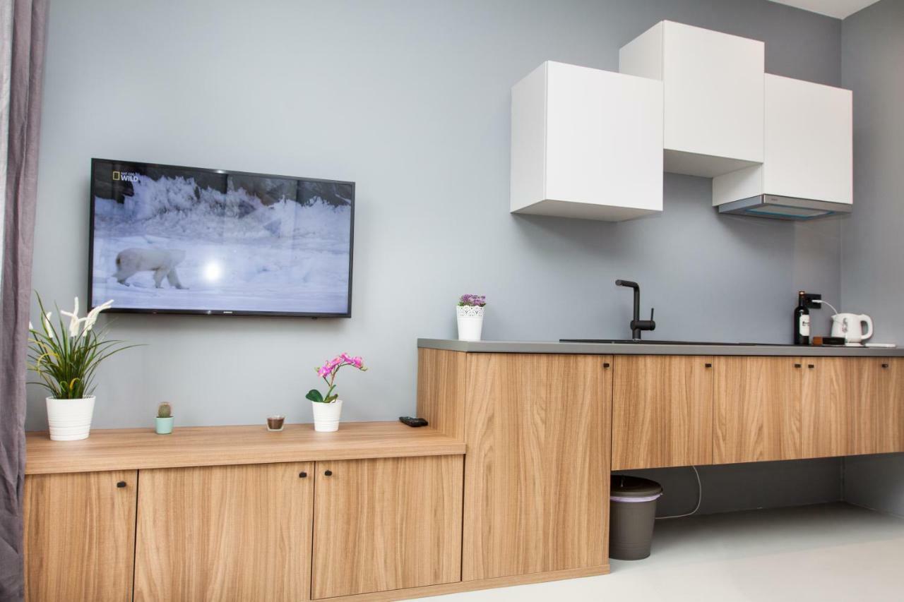 Appartement And Glossy *